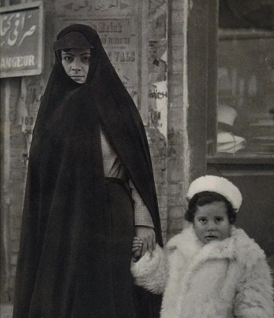 سیاست لباس رضاشاه با برداشتن روبنده و چادر از سر زنان همراه بود. این سیاست تحولات اجتماعی و تبعات شگرفی به همراه داشت