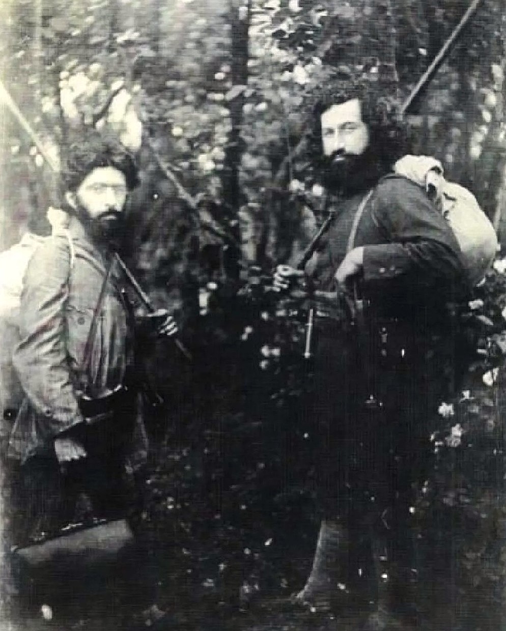 دکتر حشمت طالقانی در کنار میرزا کوچک خان جنگلی